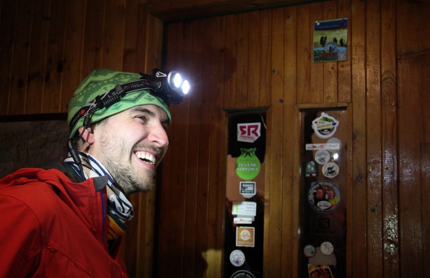 Detail čelovky Led Lenser XEO 19R - baterie je ukryta v teple pod bundami