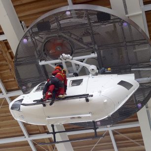 Vrtulníkový simulátor pod stropem haly v Bad Tölz