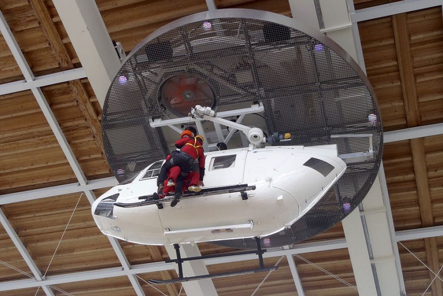 Vrtulníkový simulátor pod stropem haly v Bad Tölz