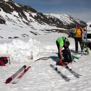 Naše ski depo před ledovcovou túrou na Storebjørn