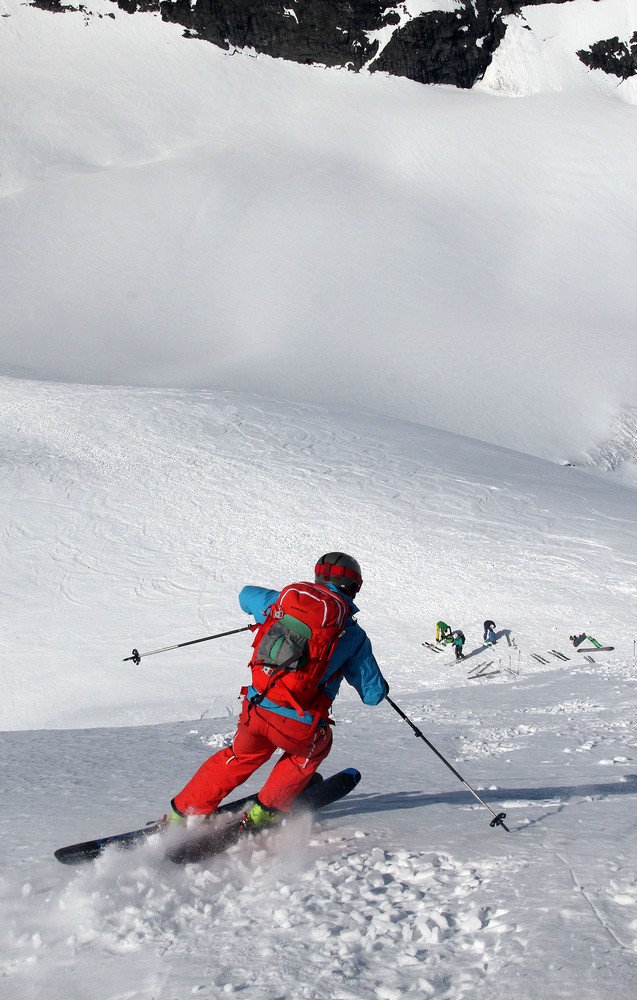 Sjezd z vrcholu Storebjørn v podání norského kolegy