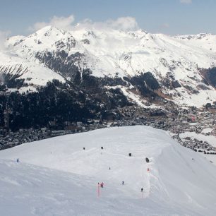 Výhled z Jakobshornu na Davos, v levé části je Strela pass, od středu doprava Parsenn