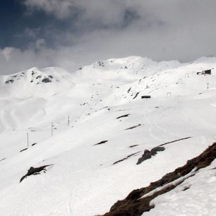 Horní část střediska Schatzalp s dominantním vrcholem Strela