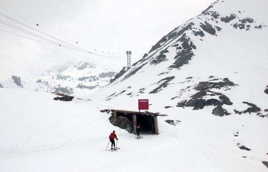 Nájezd do lyžařského tunelu u Strelapass