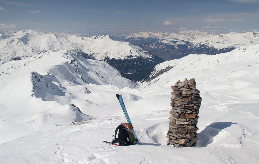 Švýcarský mužik nad Verborgen Pischa - lavinový ABS batoh se v měkkém jarním sněhu hodil