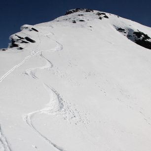 Sjezdové stopy z výšky přes 2700 metrů v měkkém březnovém sněhu