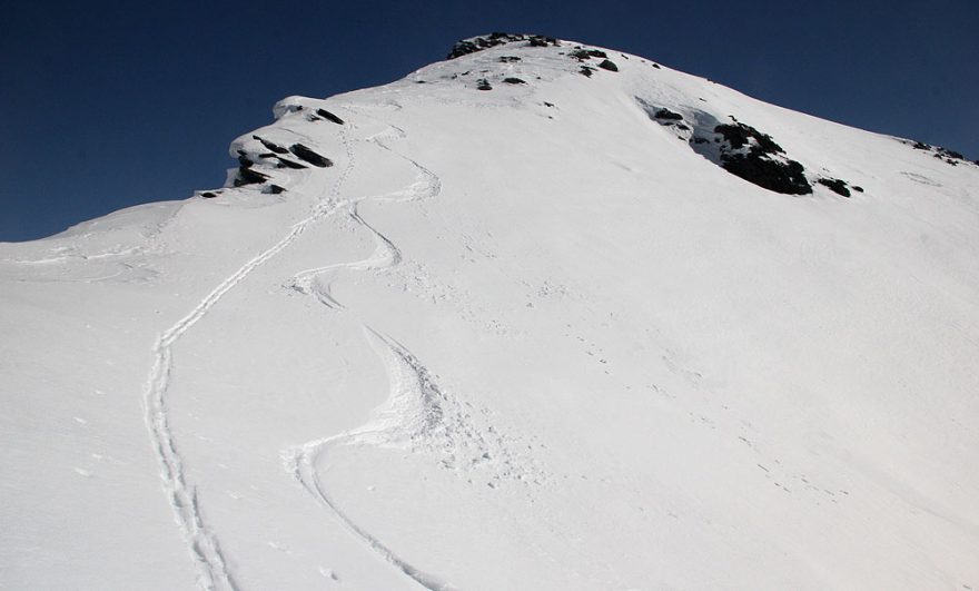 Sjezdové stopy z výšky přes 2700 metrů v měkkém březnovém sněhu