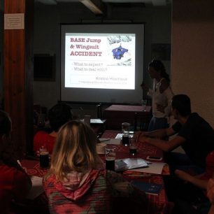 Hlavní organizátorka Kristina Höschlová přednáší problematiku Base jumpu