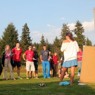 Praktický workshop - účastníci jsou rozděleni do čtyř skupin a mají vyřešit čtyři různá zranění