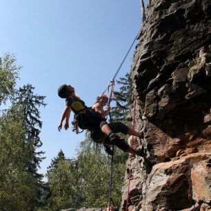Nácvik záchrany na skále - slaňování se zraněným na zádech