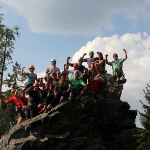 Skupinové foto na vrcholu skály - skála vydržela