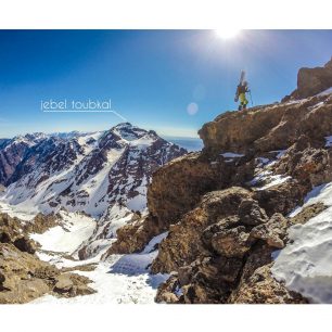 Skialp na dohled čtyřtisícového nejvyššího vrcholku Vysokého Atlasu.
