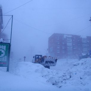 Centrum Šeregeše a odklízení sněhu - v  listopadu 2012 bylo nutné sníh odvážet z ulic za město