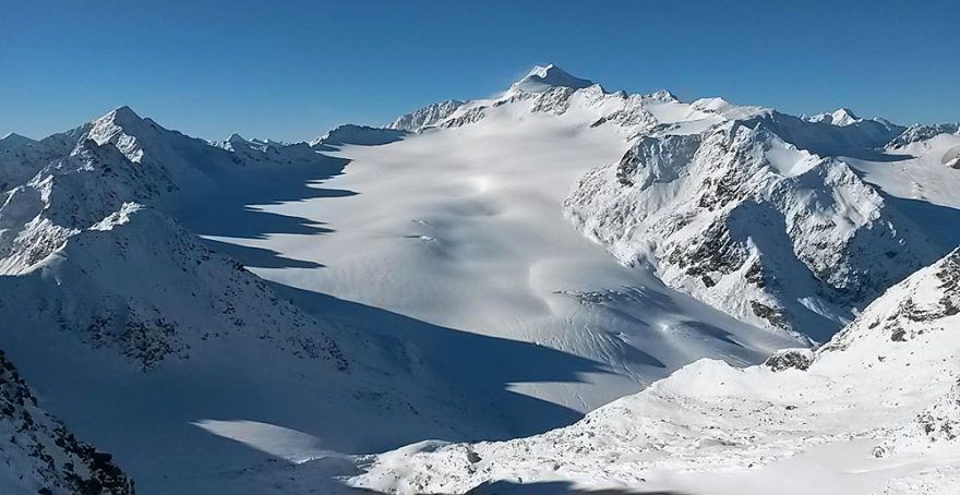 Sněhem čerstvě posypaný ledovec v říjnu
