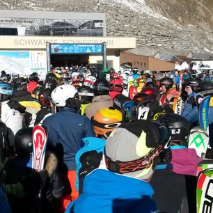 Krásné počasí a státní svátky zvýšili návštěvnost nedočkavých lyžařů