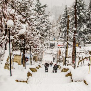 Městečko Khulo, o 1000 m níže, 30 km a 3 hodiny jízdy od Goderdzi