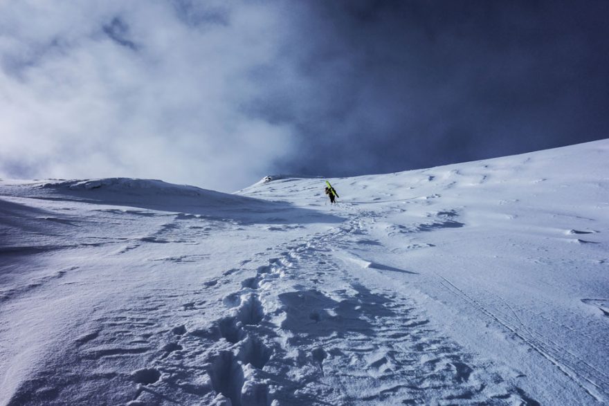 Na hřebeni Store Venjetindu je čerstvý prašan, místy až moc