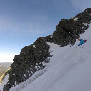 Telemarkem odlétávající sníh