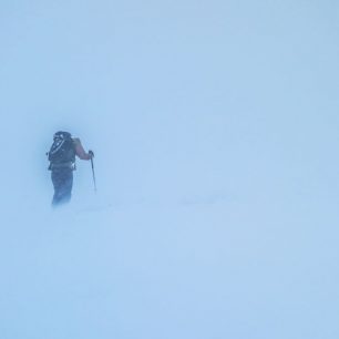 Kousek pod vrcholem nám norské počasí vystavuje jasnou stopku