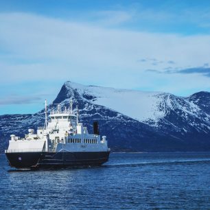Kousek před Narvikem je E6 přerušena Tysfjordem