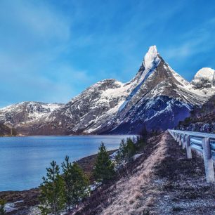 Stetind, národní hora Norska, roste přímo z moře do výšky 1392 m