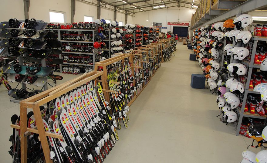 Všude samé lyže a snowboardy