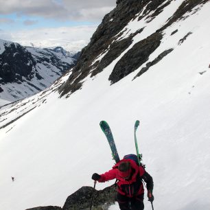 Z boku připevněné lyže na Ortovox Avabag