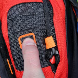 Vypouštění nafouknutého Avabagu po uvolnění krytky