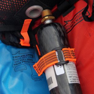 Pojistný pásek se suchým zipem pro fixaci plastové krytky přes výpusť Avabagu