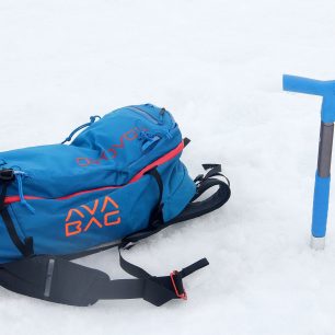 Ortovox Avabag s velkým nastavitelným okem pro diagonální upevnění lyží