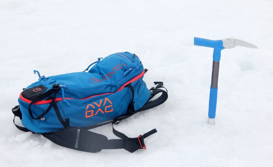 Ortovox Avabag s velkým nastavitelným okem pro diagonální upevnění lyží