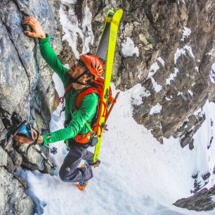 Fornestind: 800 m lezení žlabem končí 30 metrů pod vrcholem tímto skalním prahem