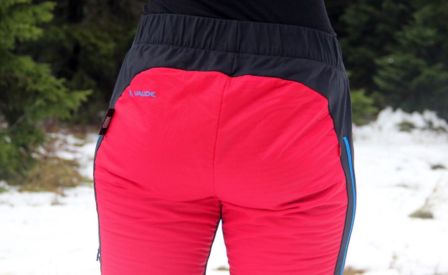 Zadní část kalhot s širokým elastickým pásem