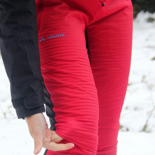 Varhánkování izolačního materiálu na přední části stehen