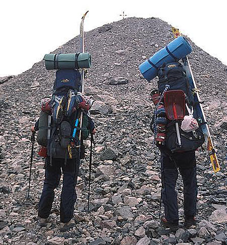 Těžce naložené batohy s lyžemi z jedné strany - Pik Lenina 2001