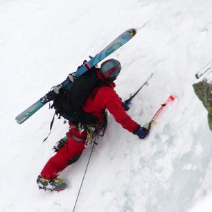 Lyže na batohu diagonálně při kombinovaném ledovo-sněhovém výstupu ve Vysokých Tatrách