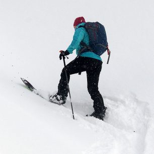 Na splitboardu hlubokým sněhem