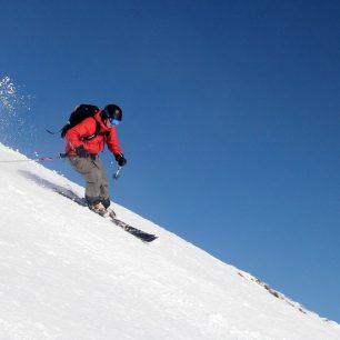 Balci zvedá svými širokými fošnami K2 sníh do vzduchu i na tvrdém podkladu