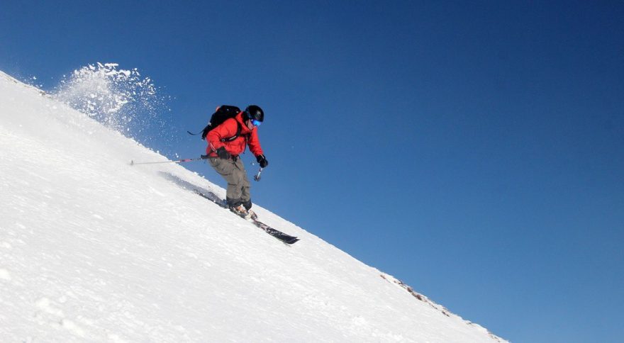 Balci zvedá svými širokými fošnami K2 sníh do vzduchu i na tvrdém podkladu