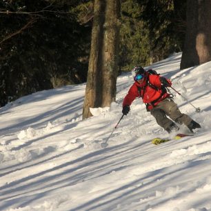 Balci orá dole kopcom s přilbou vylepšenou o sníh z předchozího pádu