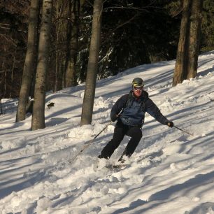 Honza se na 81 mm širokých lyžích v mokré kejdě poněkud bořil