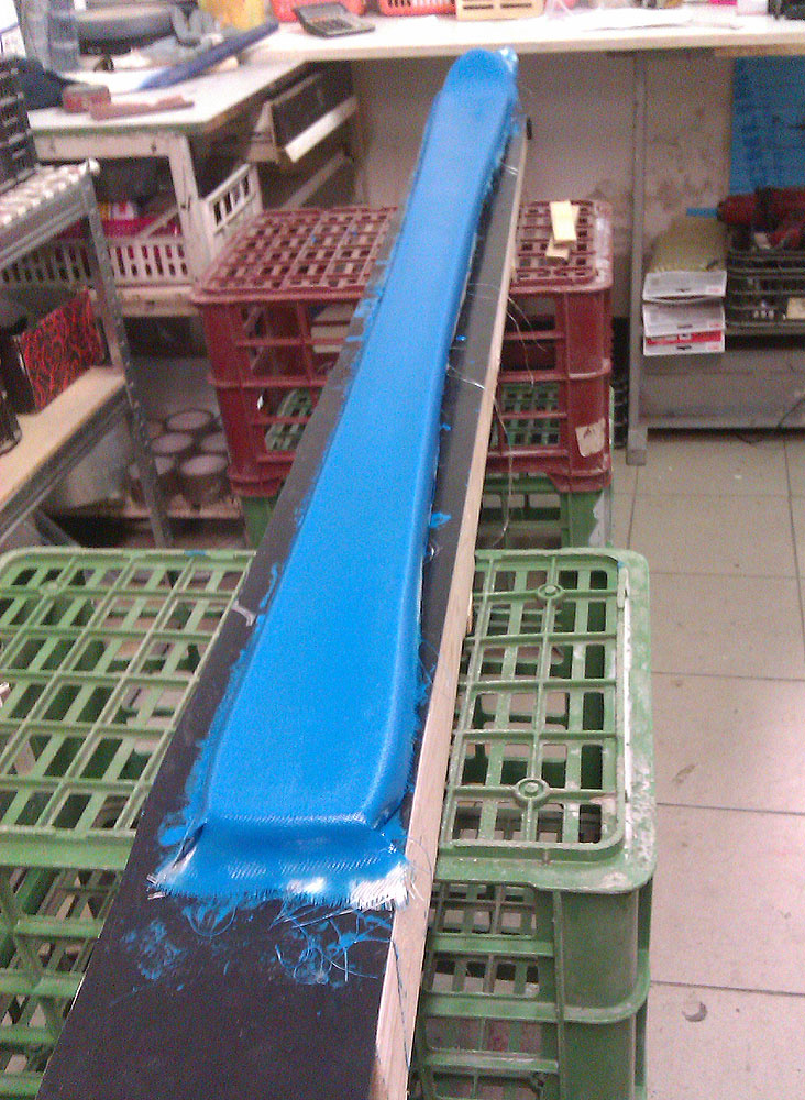 Povrchová úprava lyže s modrým pigmentem