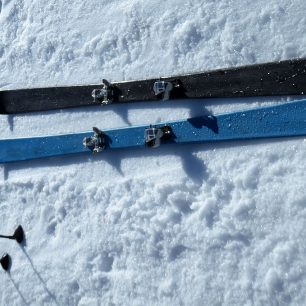 V terénu s prvními lyžemi - černá uhlíková, modrá skelná