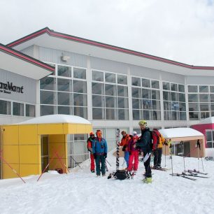 Stavby u dolní stanice střediska na nás působí poněkud megalomansky