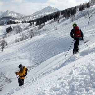 Pažout se švýcarským kolegou ve volných terénech Charmant Hiuchi