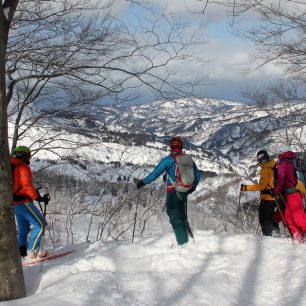 V dáli pod námi je Japonské moře