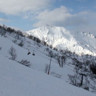 Nádherná východní stěna Mt. Gongun dostupná ze střediska