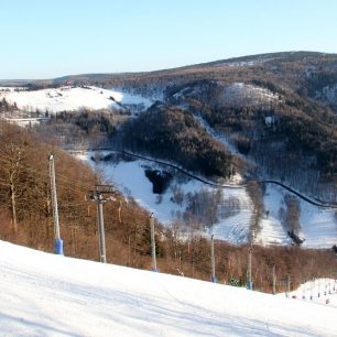 Hlavní sjezdovka v lyžařském areálu s výhledem na Pramenáč
