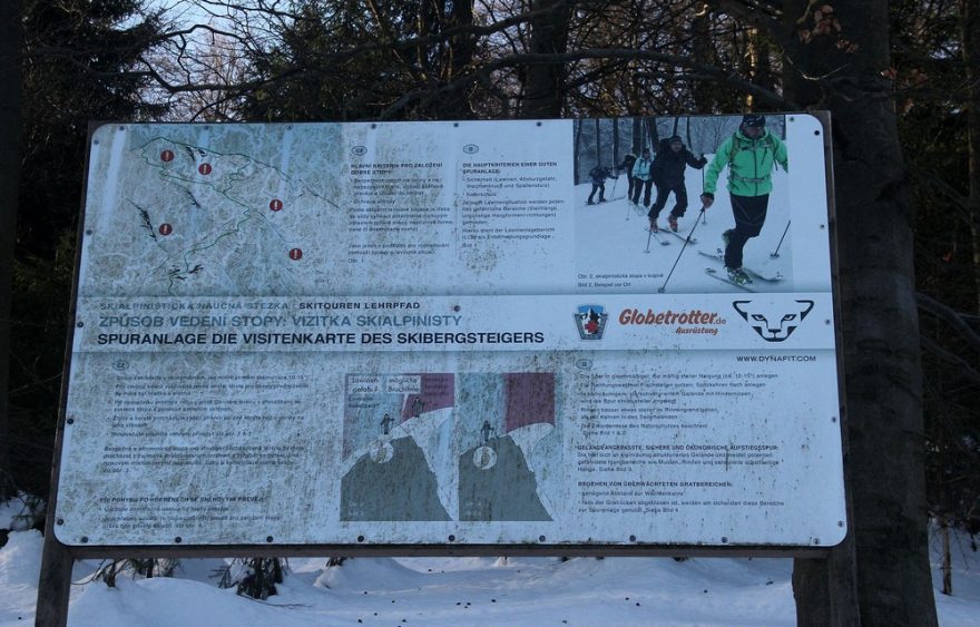 Na tomto zastavení naučné trasy se na ceduli už podepsal zub času