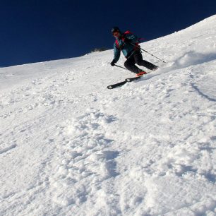 V širokém svahu pod sedlem